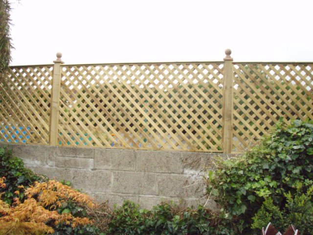 Diamond Trellis on Timber Posts with Cap & Wall